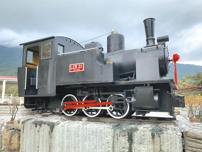 百年LCK31蒸汽火车头28日在花莲光隆博物馆重现，吸引不少铁道迷朝圣。（王志伟摄）