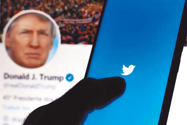 臉書（Facebook）、推特（Twitter）及多家社群媒體接連封鎖或停用美國總統川普的帳號，避免其言論繼續造成社會的動盪不安。（圖／達志影像）
