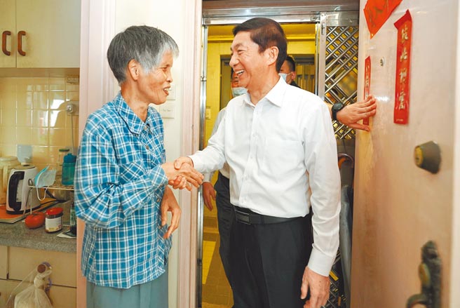 香港中联办主任骆惠寧（右）不爱社交跑摊。图为骆去年10月1日访视基层。（中新社）