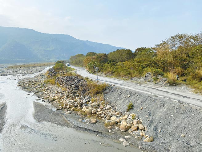 水利署强调，将增加抛石在河堤边，并堆高永丰村周边的便道，民眾即可不用再担心河水暴涨的问题。（黄立杰摄）