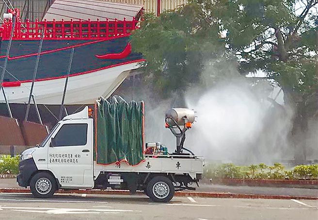 台南市政府今天将支援消毒车、雾炮车、回收车与捐赠防护衣、消毒液给桃园市政府与部立桃园医院，图为雾炮车。（台南市政府提供／曹婷婷台南传真）