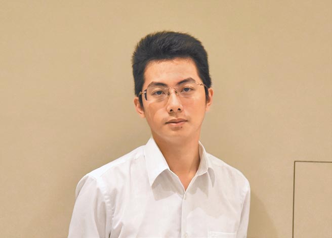 由於出過車禍重傷，住在橋頭區的楊宇凡體會到病患轉診間，病歷無法取得的麻煩，因此，他在2018年創立矽塔資訊服務有限公司，希望日後病患看病更方便。（林瑞益攝）