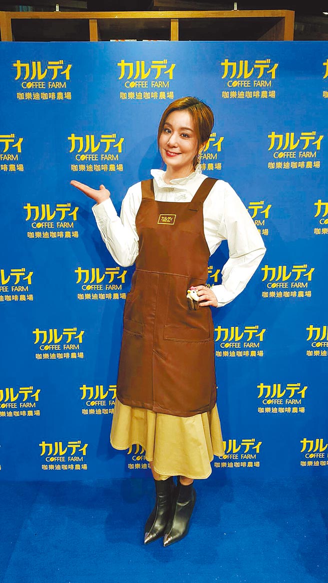 莎莎昨担任一日店长，笑喊已买好过年零食。（吴维书摄）