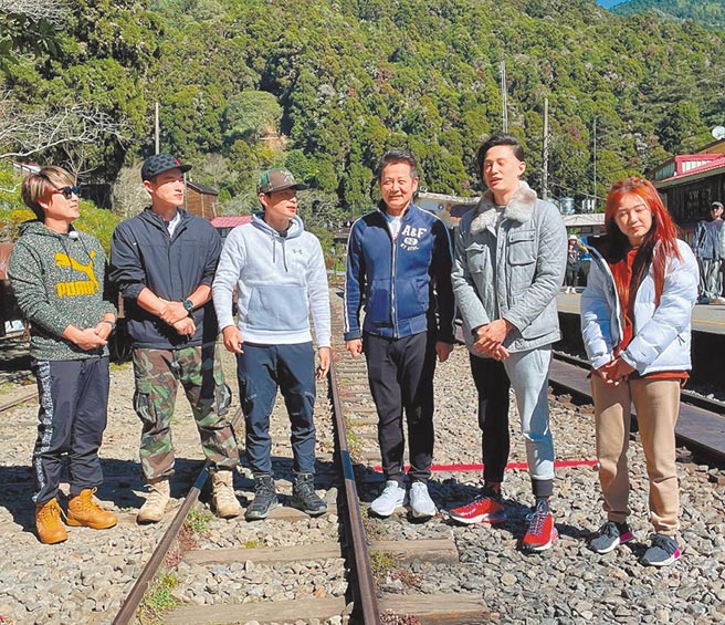 王仁甫（左起）、许孟哲、孙协志、徐乃麟、徐新洋与丫头近日一起录《飢饿游戏》。（中视提供）