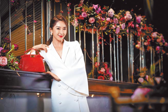 隋棠身穿Fendi 2021春夏秀服现身直播现场观秀。并盛讚Kim Jones充满创意的设计哲学让人惊艳。Fendi春夏白色垫肩大衣14万3000元、Peekaboo珍稀皮革mini包68万8000元、Promenade復古厚底高跟鞋3万5900元、Signature珍珠母贝耳环价格店洽。（Fendi提供）