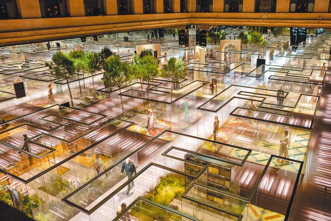 秀场以FF logo设计而成，更结合吴尔芙小说《奥兰多》的缥缈荒芜感，现场更展出作者同性恋人阅读版本的复制本，以示对吴尔芙的高度敬意。（Fendi提供）