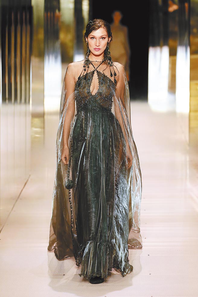 贝拉哈蒂德穿上Fendi高订，以一袭薄纱式套装现身，惊艳全场。（Fendi提供）