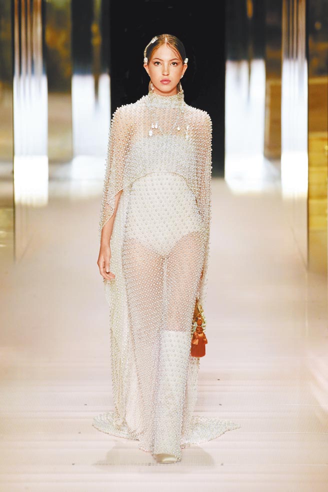 有如都铎王朝时期的设计美感，这系列服装不只融入了过去，也以现代眼光重新包装。（Fendi提供）