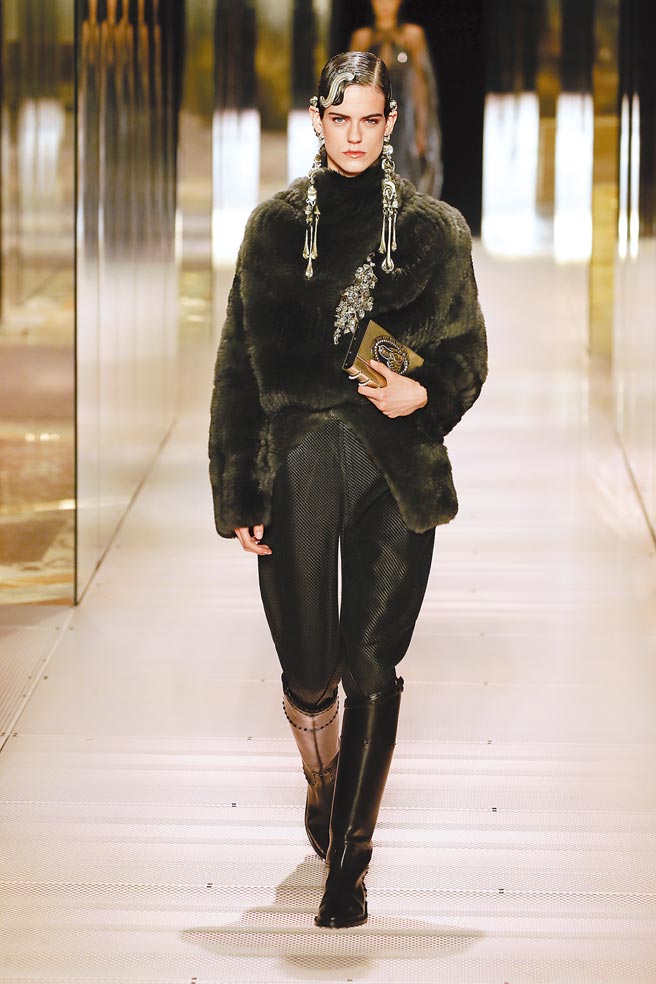 结合皮草、贵族狩猎装和重新设计的花体字图样，细节相当惊人。（Fendi提供）