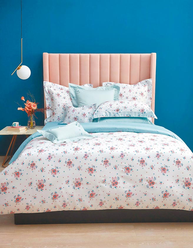 1.SOGO復兴馆「除旧布新」推荐，WEDGWOOD HOME山茶恋语印花双人4件式床组+丰饶之角超细纤维印花毯，原价1万4780元、特价9999元。（SOGO提供）