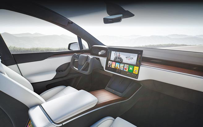 2.Tesla Model X全新内装设计，方向盘造型相当吸睛。（Tesla提供）