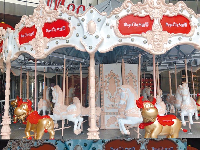 板橋大遠百即日起至2月16日在1樓廣場設置親子客喜歡的「Happy牛Year樂園」，旋轉木馬中加入牛年應景的「旋轉金牛」。（遠百提供）