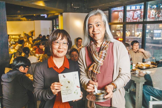 《沙茶》作者曾龄仪（左）和沙茶火锅店「老西门」第三代店老板吴振豪（右），一同分享沙茶的前世今生。（郭吉铨摄）