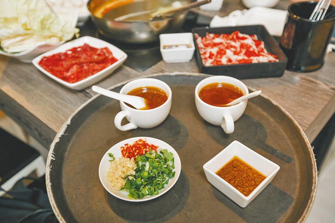 作者曾龄仪从佐料研究台湾饮食文化，图为台北东区沙茶火锅店「老西门」的独门沙茶。（郭吉铨摄）
