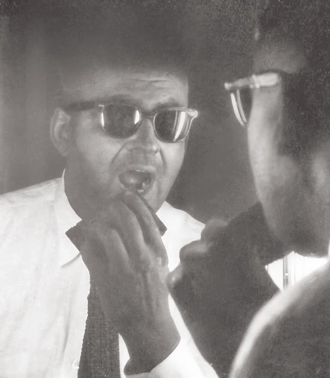 约翰．格里芬在1959年展开一场社会实验，他将自己的肤色藉由药物和日晒转黑，化身黑人深入美国南方，亲身理解种族隔离的困境。（八旗文化提供）