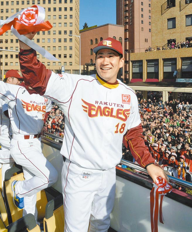 「神之子」田中将大赴美发展7年后重返日职乐天金鹫，图为2013年他帮助乐天赢得日本一，于大本营仙台游街庆功的资料照片。（美联社）