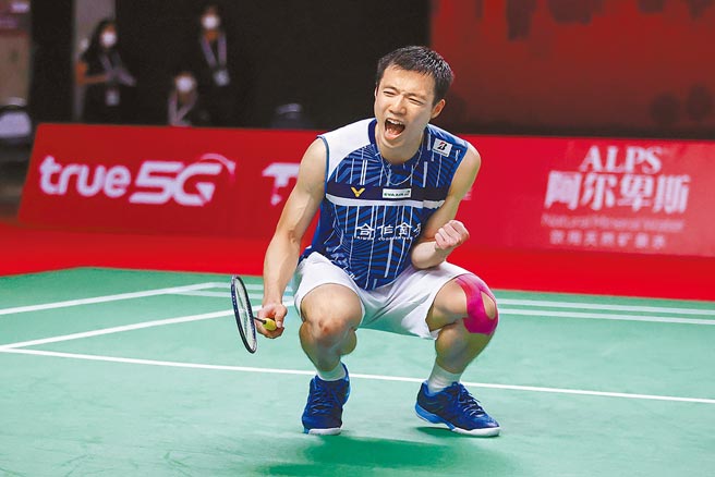 王子维28日在羽球年终赛小组赛，逆转胜扳倒前世界球王、印度名将斯里坎特。图为王子维获胜后激动蹲下大喊。（泰国羽球协会提供）