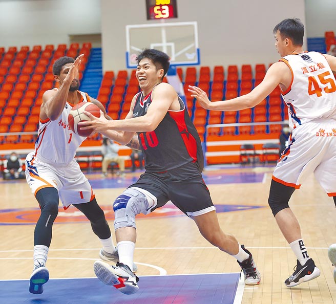 拥有台大医学系高材生身分的台银刘人豪（中），昨克服右膝重伤宣告復出。（中华篮协提供）