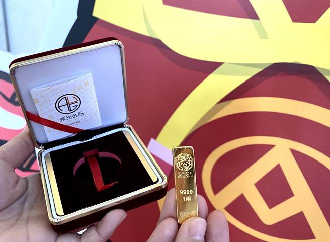 福利卡友单笔每满1000元，抽福利熊金条，1台两，市价约6万6593元，共15名，线上线下同享抽奖机会。（全联提供）