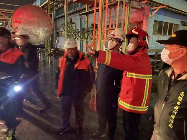 联成化科林园厂29日晚间大火，高雄巿长陈其迈亲自到火场现场。（翻摄照片，曹明正高雄传真）