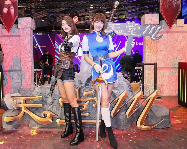 泱泱（右）与林真亦同台Cosplay电玩经典角色，展现好身材。（游戏橘子提供）