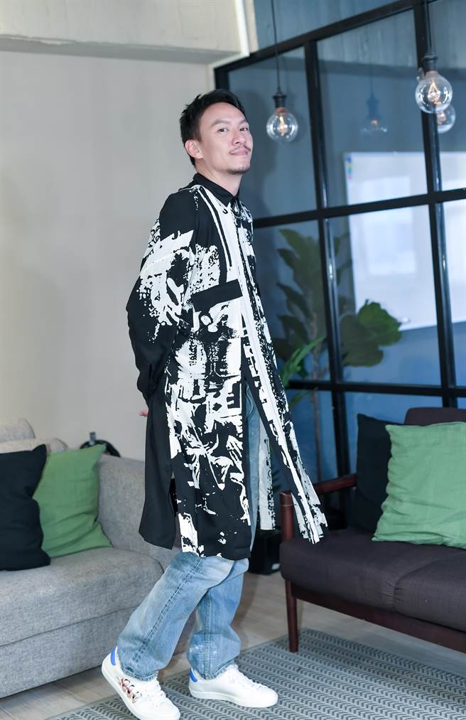 张震在脑海中想像夜莺训练「眼技」。（卢祎祺摄）