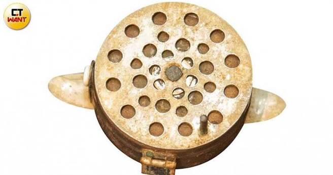 当年张良任的舅舅为了钓大鱼，用龙角散瓶盖自制的卷线器，张良任迄今细心留存。（图／张文玠摄）