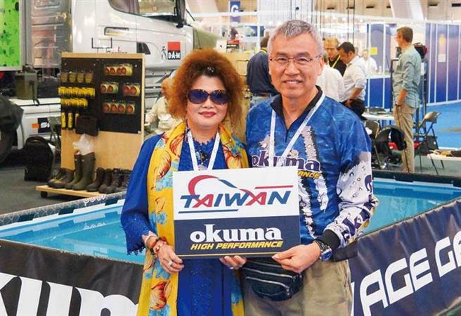 张良任的太太郭玲蓉除了经营网版印刷事业，也常跟着丈夫到各国参展。（图／宝熊渔具提供）