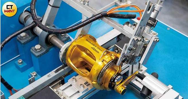 抽检的卷线器，须经过前后摆动2万次，测试煞车调整杆。（图／张文玠摄）