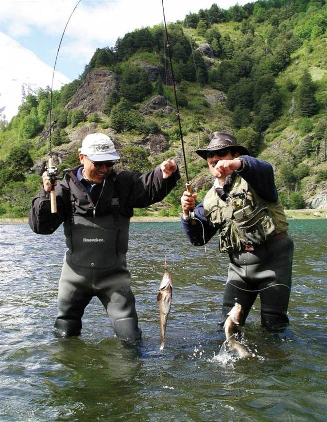 张良任去智利出差时，和当地经销商一起钓鱼，培养感情。（图／宝熊渔具提供）