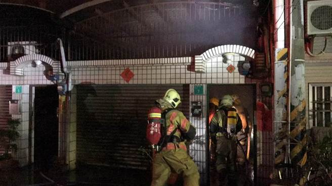 台南永康區一處透天厝30日清晨發生火災，消防人員緊急破門搶救。（讀者提供／李宜杰台南傳真）