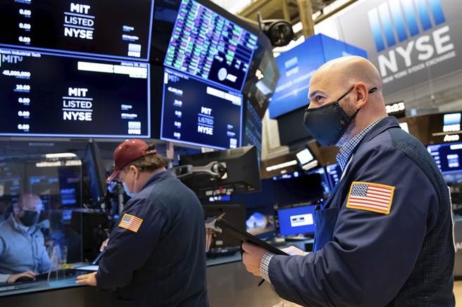 大批散户今天在网路券商松绑投资限制后抢进飙股GameStop，刺激股价飙涨68%。(图/美联社)