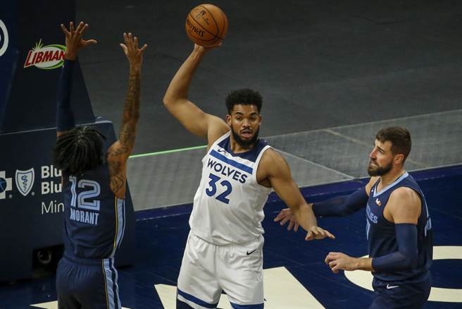 灰狼中鋒唐斯目前因為感染新冠肺炎，已經缺席快3周多時間。(美聯社)