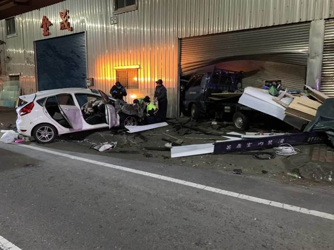 張男駕贓車載著男性友人一同出遊，疑過彎失控撞上路邊汽車及建物，車上２人傷重不治。（翻攝畫面／李俊淇攝）