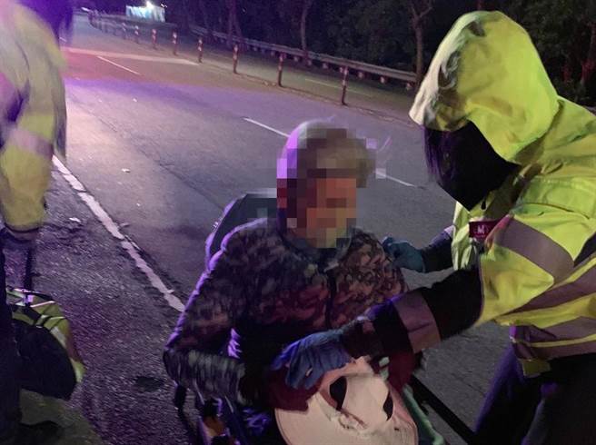 救人為先，員警先行協助救護人員將老婦抬上擔架送往醫院救治。（民眾提供／盧金足台中傳真）