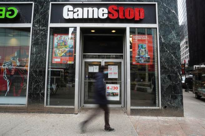 电玩零售商GameStop 等股价近期狂飙，美国上演散户乡民打垮对冲基金戏码。(路透)