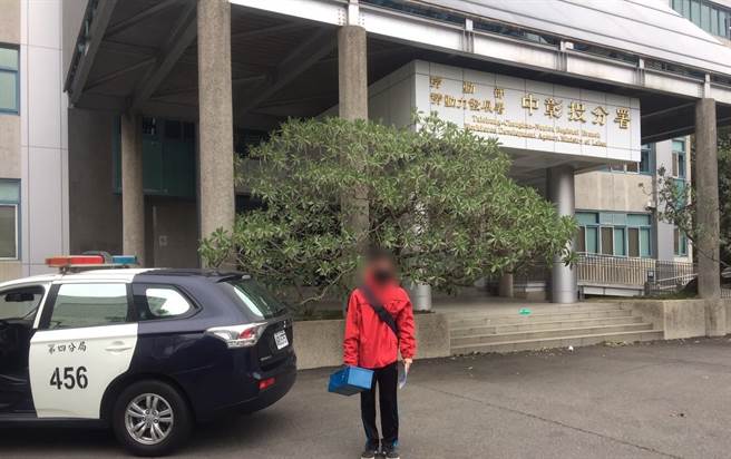 一名高职生跑错试场急求助，中市暖警驰赴考场助解围。（民眾提供／卢金足台中传真）