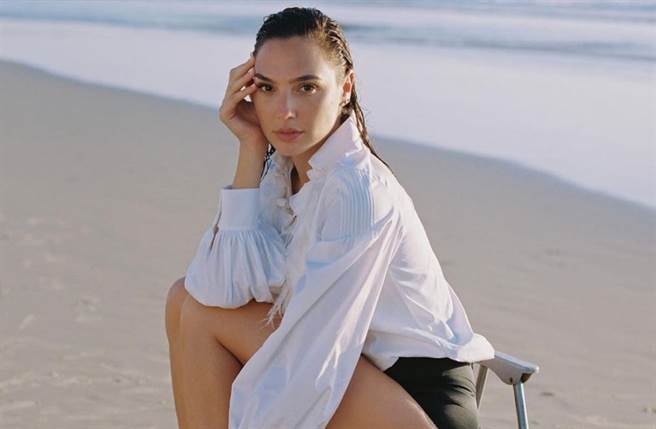 蓋兒加朵靠著178cm修長身材，以及32、23、33惹火三圍晉升新一代好萊塢女神。（IG＠gal_gadot）