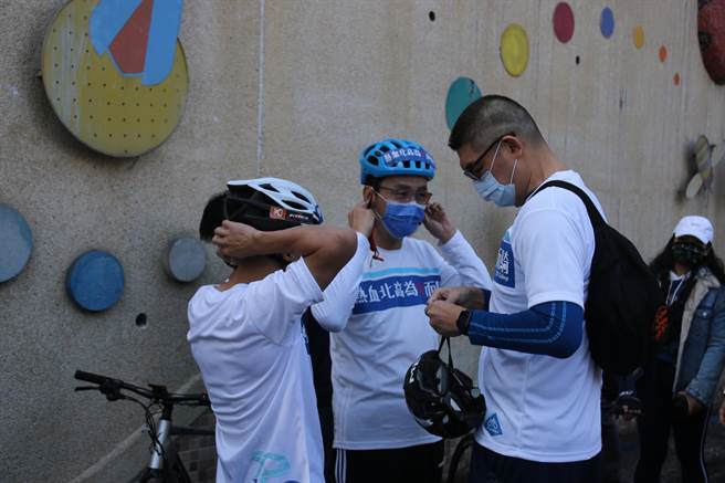 新北市前市长朱立伦与青发会董事长连胜文参加「热血北高 为爱而骑」。（张薷摄）