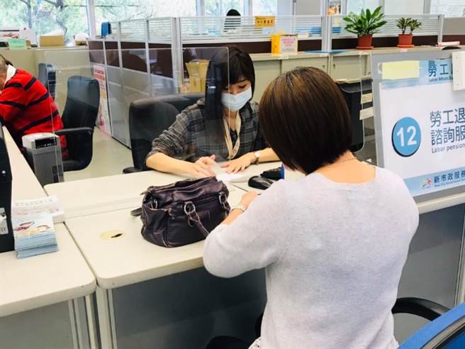台中市府新市政服务中心劳工退休金谘询服务柜台，将有专人为民眾服务。（台中市府提供／卢金足台中传真）