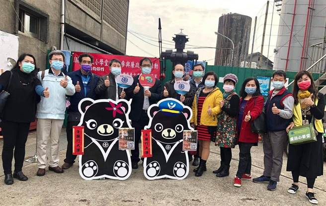 台鐵局台中運務段及工務養護總隊政風室，於彰化扇形車庫辦理【永保安康--『幸福．勻勻仔行』】反貪活動，民眾反應熱烈。（主辦單位提供）