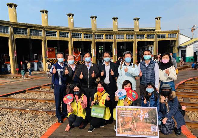 台鐵局台中運務段及工務養護總隊政風室，於彰化扇形車庫辦理【永保安康--『幸福．勻勻仔行』】反貪活動，民眾反應熱烈。（主辦單位提供）
