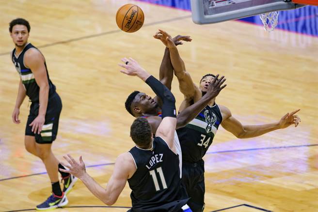 鹈鹕前锋锡安威廉森跟阿提托康波、布鲁克罗培兹两名公鹿球员争抢篮板。(美联社)