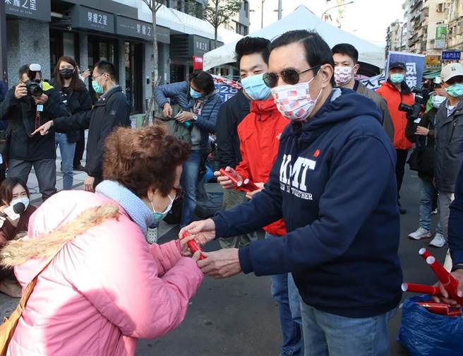 两人发送春联。（赵双杰摄）