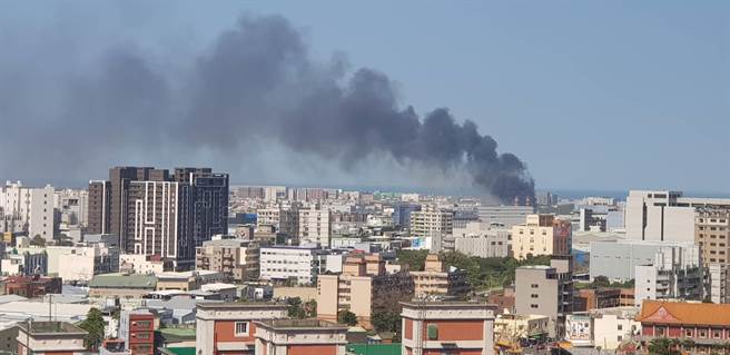 大園區拔子林附近的一處空地雜草起火言燒到民宅，黑煙直衝天際。(翻攝照片)