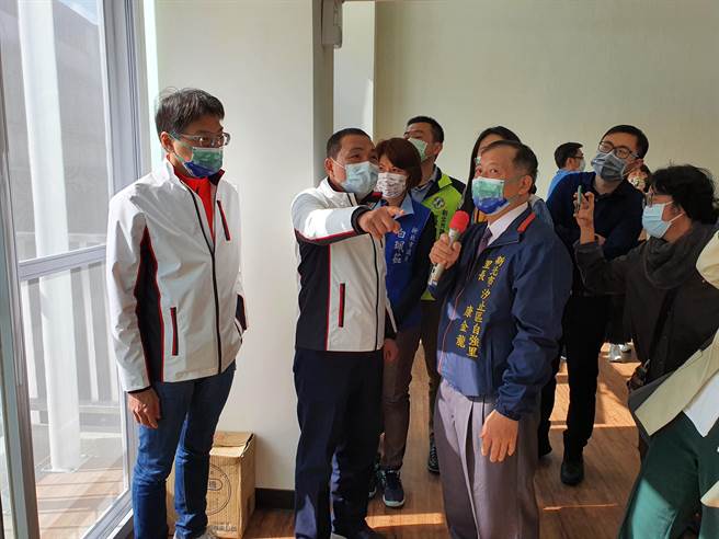 国内新冠肺炎疫情严峻，新北市长侯友宜今（30日）出席市政行程表示，过年期间行程不会减少。（叶书宏摄）