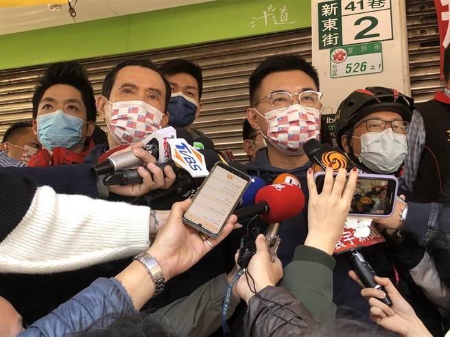 前总统马英九、国民党主席江启臣、革实院长罗智强、蓝委蒋万安上午现身草埔市场，宣传公投连署。（赵婉淳摄）