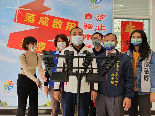 新北市長侯友宜今（30日）出席市政行程再度提及，2021萬金石馬拉松確定延期至11月21日，在3月31日以前，如果確定沒有辦法參加，可申請全額退費。（葉書宏攝）