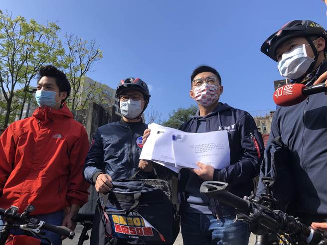 國民黨主席江啟臣、藍委蔣萬安、革實院長羅智強、國際部副主委何志勇，上午現身草埔市場，宣傳雙公投連署。（趙婉淳攝）