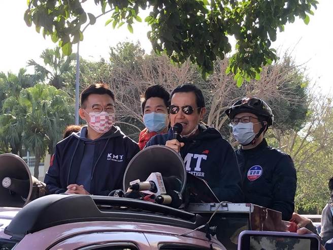 前總統馬英九、國民黨主席江啟臣、革實院長羅智強、藍委蔣萬安上午現身草埔市場，宣傳公投連署。（趙婉淳攝）